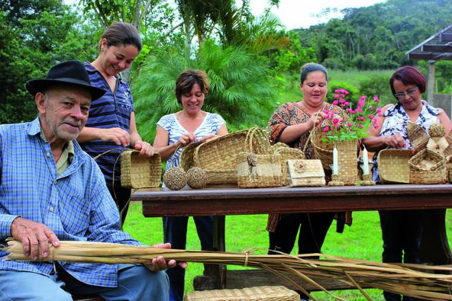 Artesãos de Rio Piracicaba trabalham com a palha de taboa