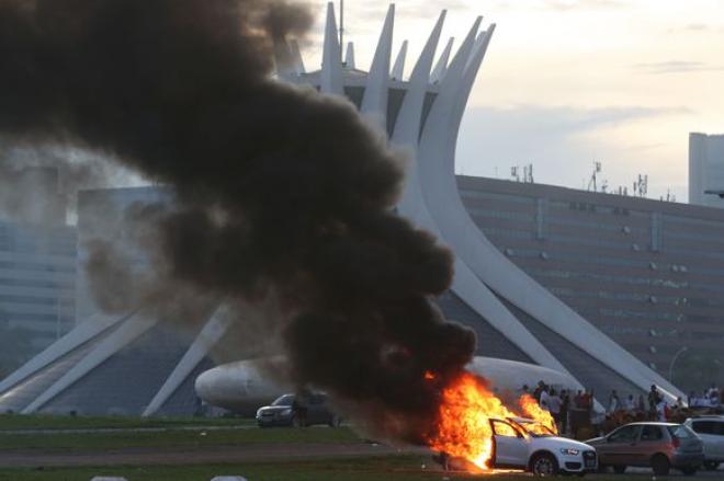Tudo o que manifestantes encontraram pela frente foi destruído, em Brasília