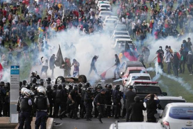 Cena de guerrilha urbana foi registrada em Brasília, na terça-feira, 29/11