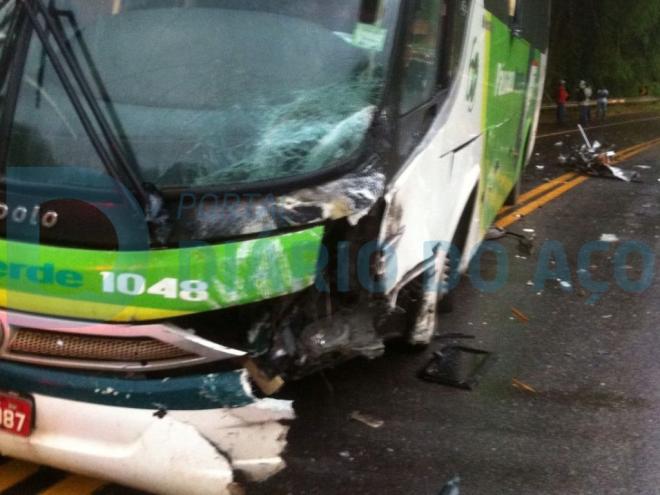 O ônibus da empresa Pássaro Verde se envolveu no acidente, ocorrido no fim da madrugada desta quarta-feira