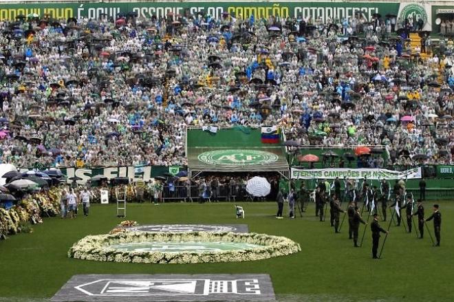 A estimativa é que 100 mil pessoas acompanharam fora e dentro da Arena Condá, o velório dos atletas 