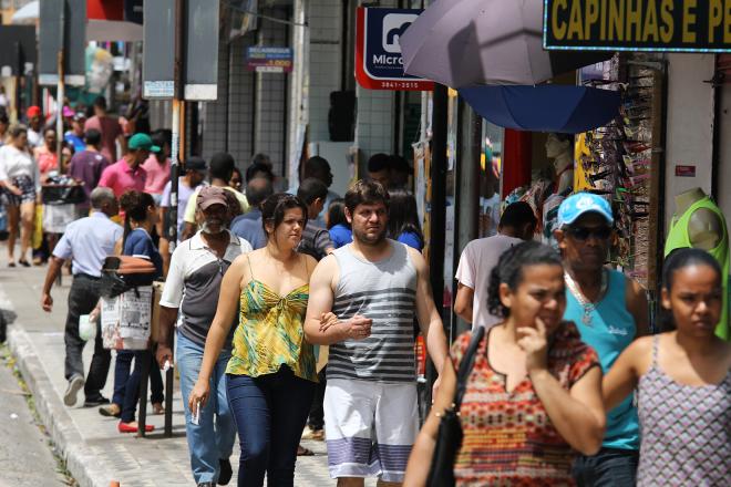 No dia 24/12 lojas funcionarão até as 18h, em todas as três  maiores cidades da região 