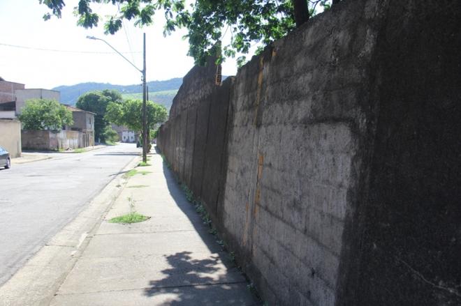 Muro do Campo Ferreirão tomba em direção à arquibancada. 