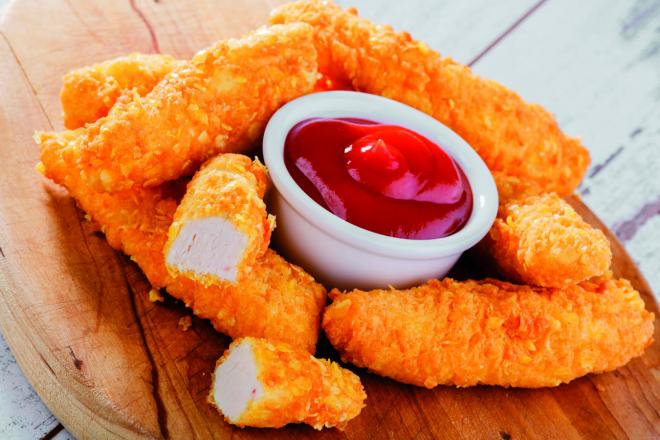 As iscas de frango são crocantes e conquistam o paladar. Vai muito bem como aperitivo