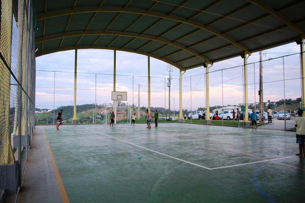 Novo espaço de esporte e lazer do Morro do Cruzeiro conta com cobertura, alambrados e iluminação