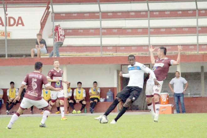 Jairo (de branco) atuou nesta temporada no futebol catarinense