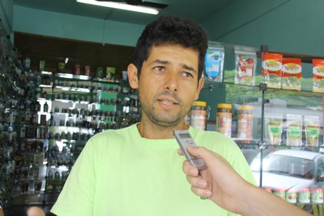 Anderson Silva Melo, pedreiro, contra. “Sou contra porque eu cresci na cidade. Desde que eu me conheço por gente, essa avenida tem esse nome. E a identidade dela é essa, não acho interessante a gente ter que mudar a concepção do nome”.