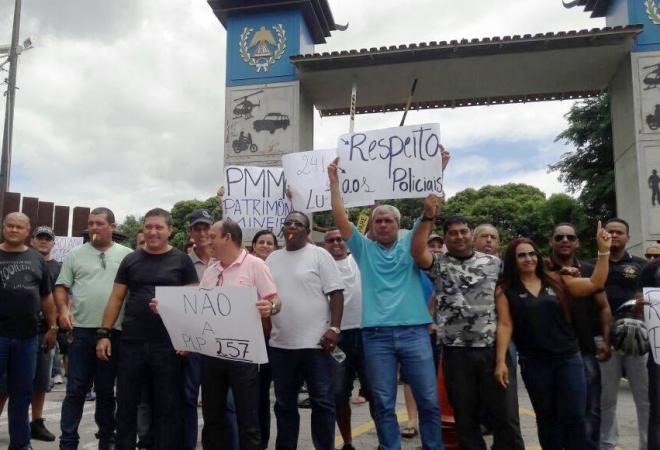 Manifestação pacífica dos policiais começou cedo, na porta do 14º BPM e se espalhou por Ipatinga 