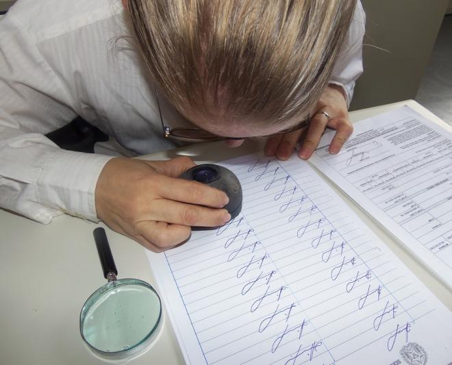Para especialistas, a assinatura deve ser por extenso e apresentar elementos gráficos, para dificultar falsificações
