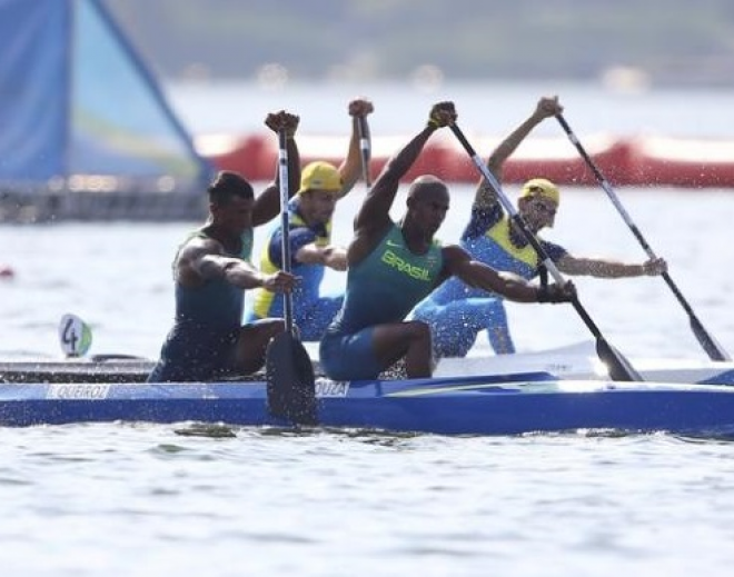 Isaquias Queiroz e Erlon de Souza Silva venceram, na Lagoa Rodrigo de Freitas, a primeira bateria da prova de canoa dupla 1.000m e irão à final amanhã  