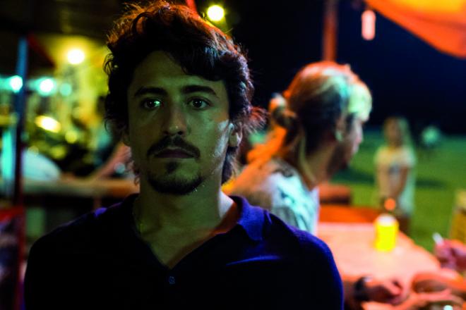 O ator Jesuíta Barbosa interpreta a personagem Vicente, em “Justiça”