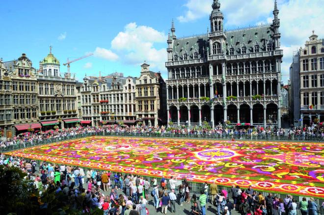 O “Carpete de Flores”, uma obra de arte montada na Grand Place