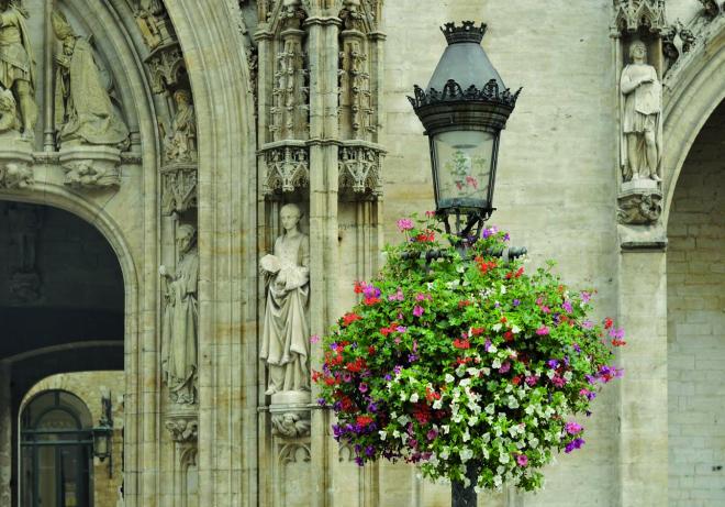O charme das antigas luminárias com pendentes de flores
