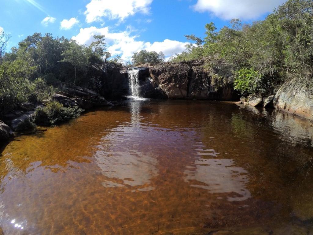 Cachoeira do Carijó - todos os cursos d'água que formam as cachoeiras em Milho Verde são de afluentes do rio Jequitinhonha, cuja nascente se localiza a 12 quilômetros do distrito 