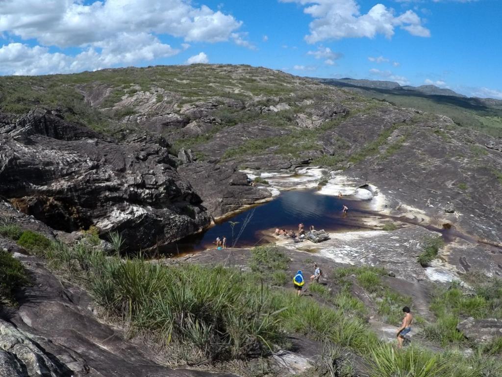 Nos arredores do distrito está o Parque Estadual da Serra do Rio do Raio e do  Lajeado, marcado por inúmeras cachoeiras 