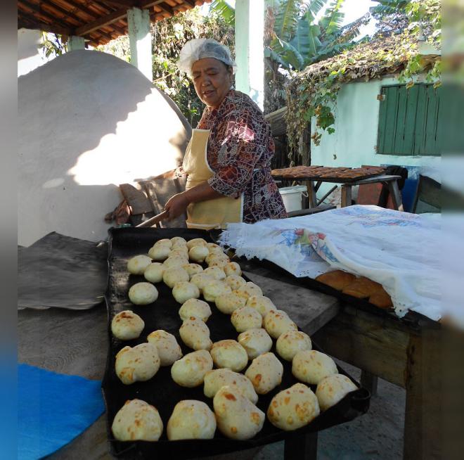 Dona Geralda tira mais uma fornada do lendário pão de queijo 