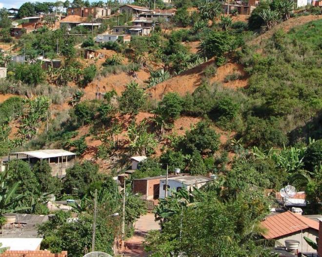 Uma família do bairro Macuco, em Timóteo, é ajudada pelos vizinhos, que promovem uma campanha para arrecadação de materiais de construção e móveis