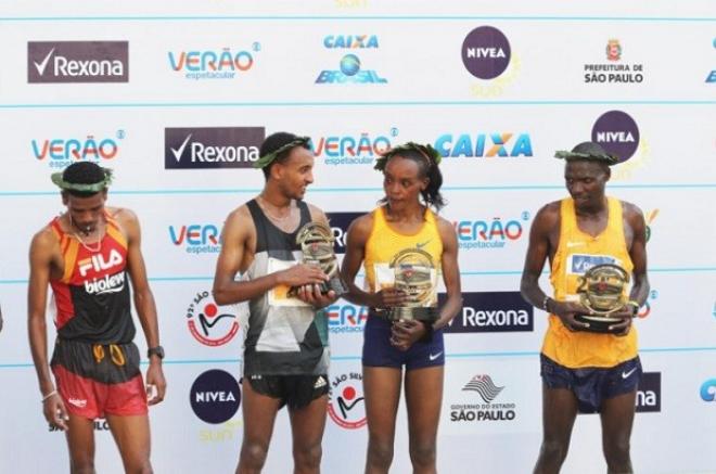 92ª Corrida Internacional de São Silvestre:  os vencedores das categorias masculino e feminino, comemora no pódium