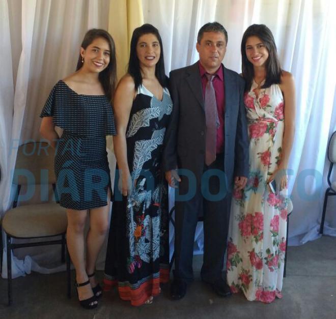 O prefeito interino, Ditinho e a família, na posse neste domingo, 1º 