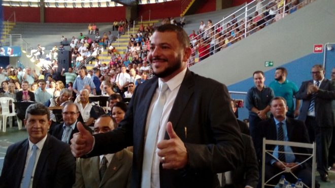 Adriano Alvarenga, vereador no segundo mandato, foi eleito presidente do Legislativo timoteense, com onze votos