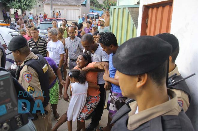 Mulher passa mal na cena do crime, no bairro Novo Tempo