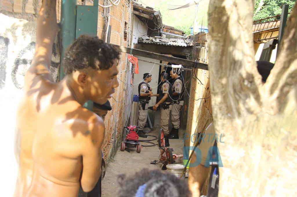 Mickael Sulivan Pereira Maia  foi assassinado nos fundos de sua casa, de onde saíram correndo quatro jovens, procurados pela PM como suspeitos 