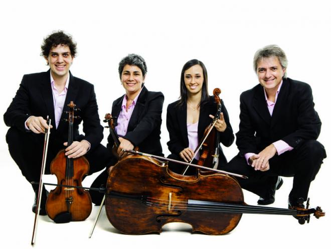 O Quarteto Radamés Gnattali executa as canções, junto com convidados