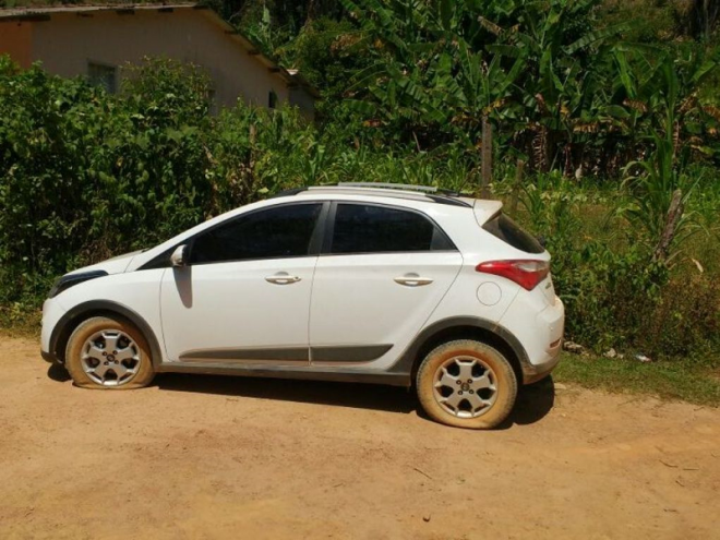 HB20 foi abandonado na propriedade rural, em Mesquita. Carro é semelhante ao usado no ataque ao dono do supermercado Du Vale 