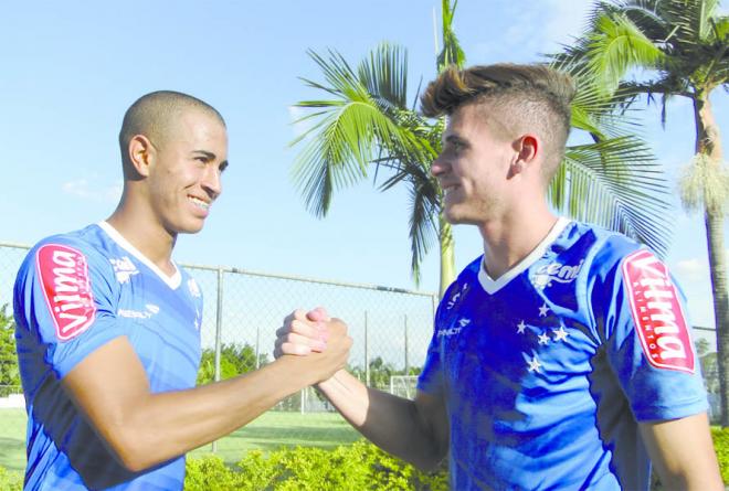 Vitinho (E) fez um dos gols celestes em São Bernardo