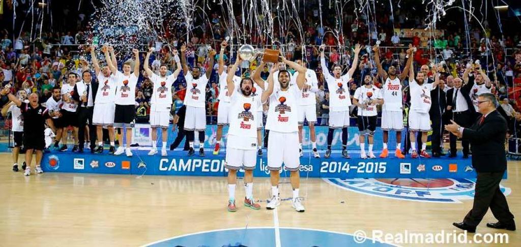 Time do Real comemora mais uma liga espanhola, para variar, em cima do grande rival da Catalunha, na casa do adversário
