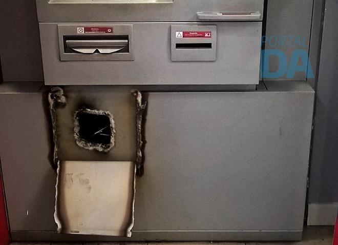 Agência do banco Santander, no bairro Cariru, foi alvo dos criminosos 