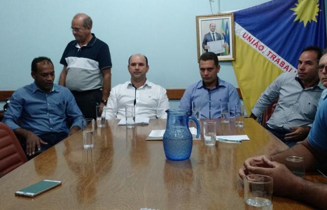 Prefeito Hamilton (blusa branca) apresenta diagnóstico financeiro à imprensa e aos vereadores de Belo Oriente