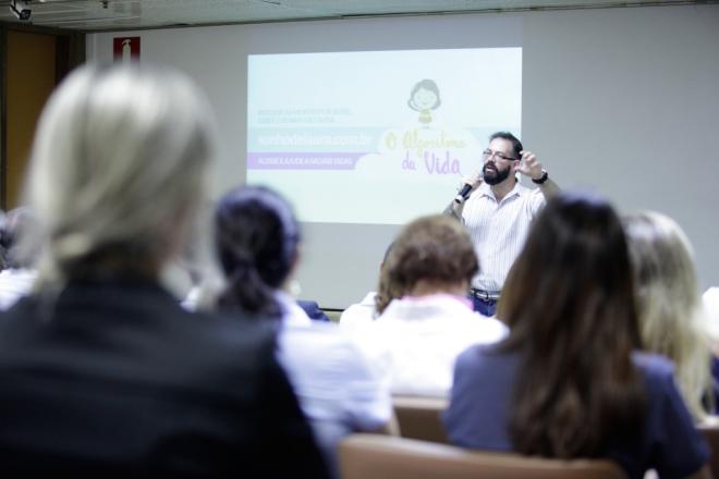 A apresentação foi no auditório do Hospital Márcio Cunha