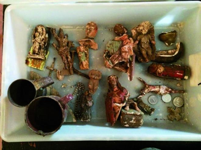 Entre os objetos achados, estatuária e moedas antigas