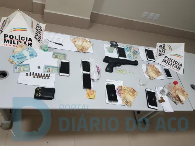 Os policiais militares apreenderam estes objetos após abordagens a suspeitos no entorno do evento ocorrido na madrugada