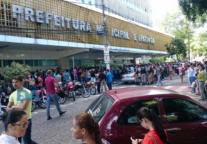 Muitas pessoas passaram a noite na fila, em busca de uma das 309 vagas de emprego em supermercado 