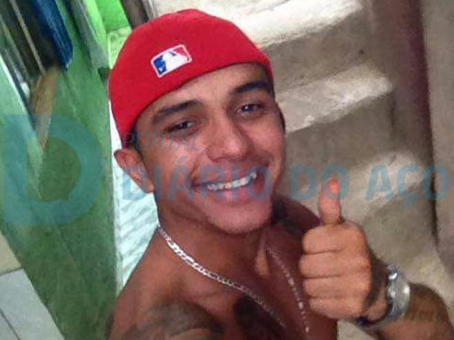 Natural de Tarumirim, Wesley era tatuador e morava no bairro Bethânia, em Ipatinga, segundo seus amigos nas redes sociais