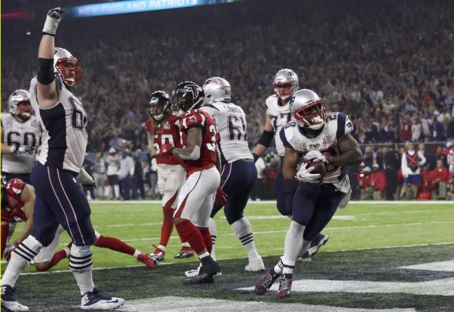 James White faz um touchdown no tempo extra