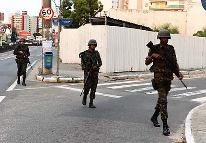 Militares do Exército patrulham ruas de Vitória ES 