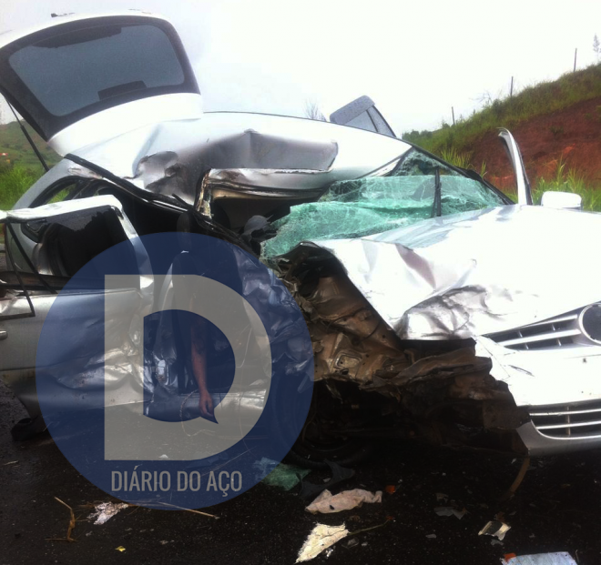 Carro rodou na pista e bateu em outro veículo