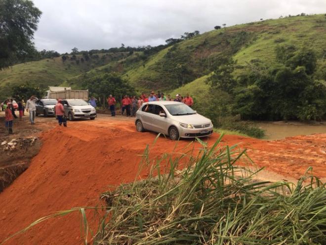 Reparo emergencial permite passagem de carros pequenos 