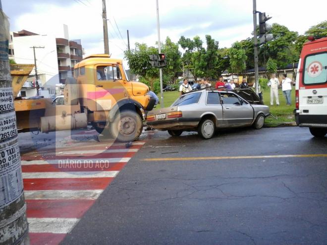 O Ford Del Rey ficou bastante destruído ao colidir contra um caminhão, na cruzamento próximo ao Clube Ipaminas