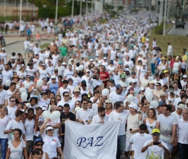 Milhares de pessoas fazem Caminhada pela Paz na orla da Praia de Camburi, em Vitória