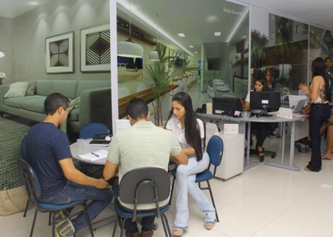 Clientes fecham contrato de compra do imóvel