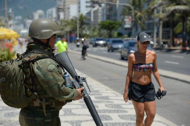 Forças Armadas atuam no patrulhamento da cidade, em praias da zona sul da capital fluminense 