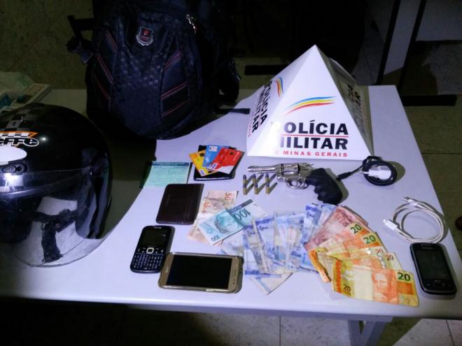 Os objetos roubados das vítimas e arma de fogo usada no roubo foram recolhidos pelos PMs