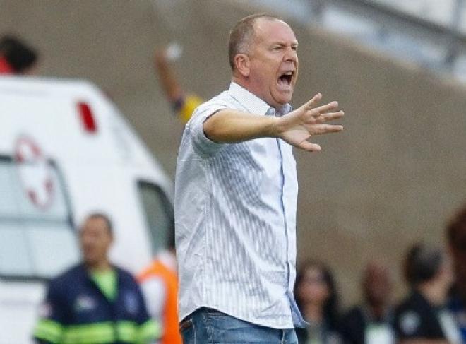 Mano Menezes grita com os jogadores do Cruzeiro durante a partida
