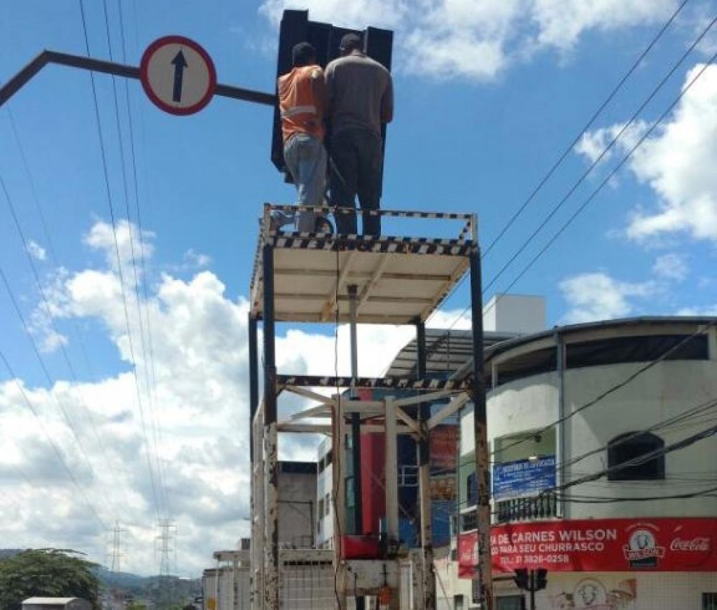 Equipe trabalhou em vias principais do bairro Canaã, na terça-feira (21)