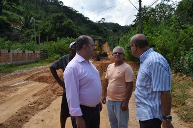 Governo de Timóteo visita as obras nas ruas do bairro Petrópolis