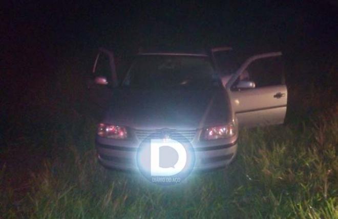 Na fuga, envolvidos em esquema abandonaram esse Gol 